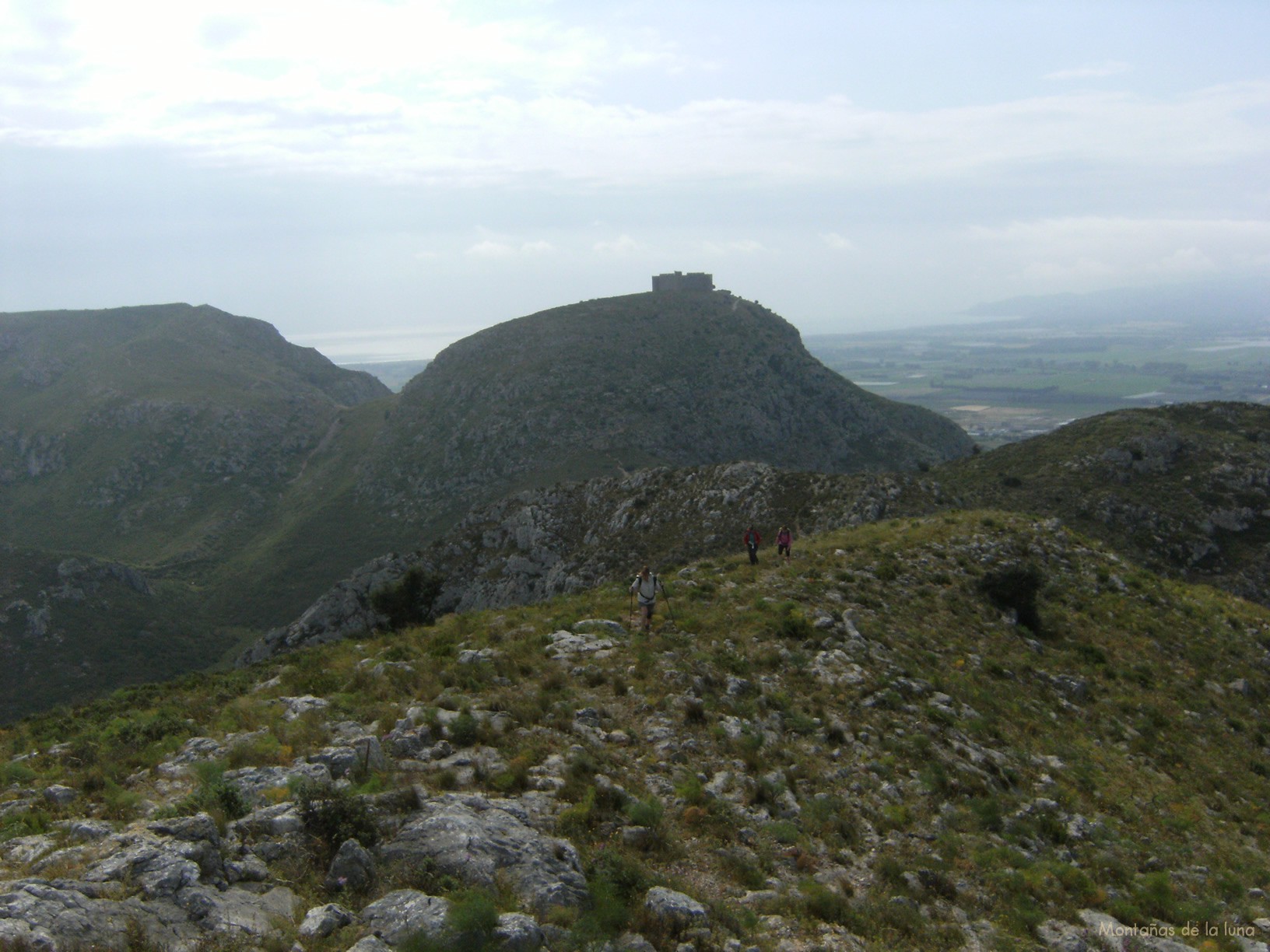 Llegando a la cima del Puig Rodó, detrás el Castell de Montgrí